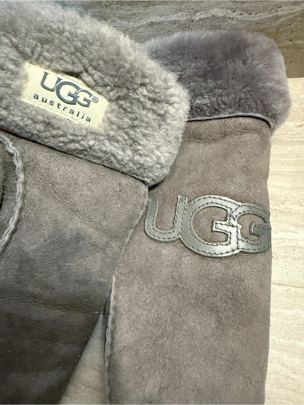 UGG suede mittens Spellout Grey Sherpa Lined